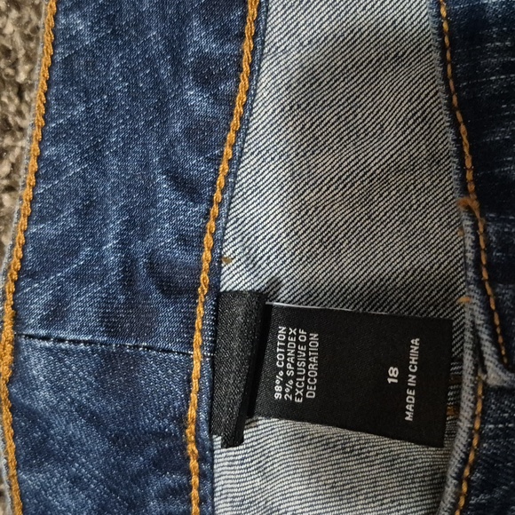 NWT Torrid Disney Mickey Mouse Crop Jeans Size 18 - Picture 4 of 6